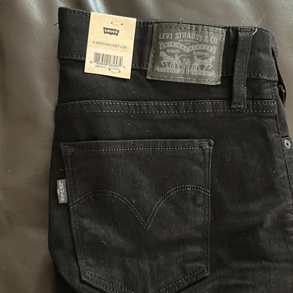 Levi Black 711 Skinny Jeans.